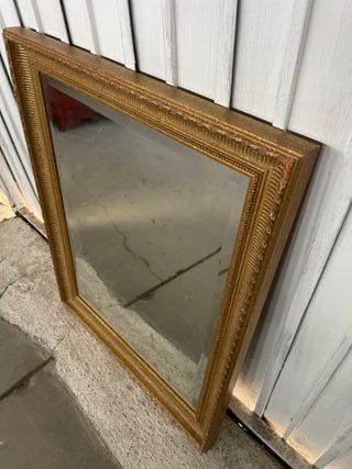Espejo dorado con marco de madera