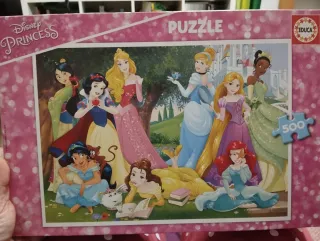 Puzzles infantiles de diferentes tipos.
