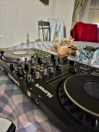 Controladora DJ Numark MIXTRACK PLATINUM FX