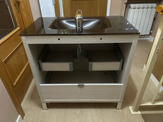 Mueble de baño con grifo