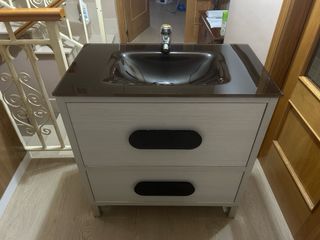 Mueble de baño con grifo