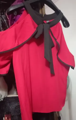 Blusa roja con lazo negro