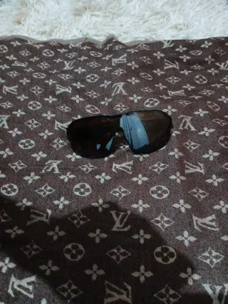 Occhiali da sole neri e marroni