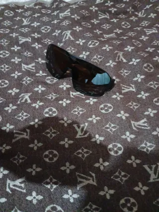 Occhiali da sole neri e marroni