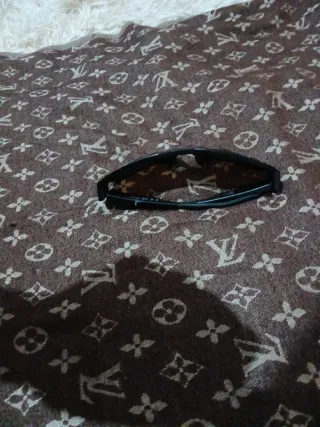 Occhiali da sole neri e marroni