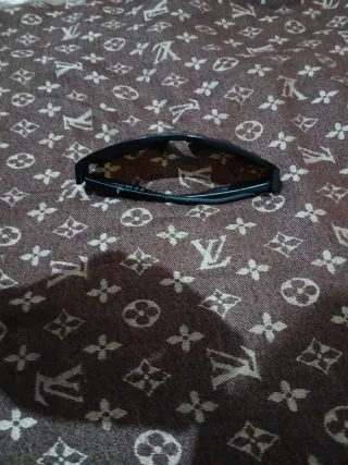 Occhiali da sole neri e marroni