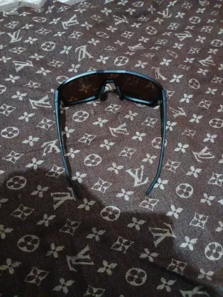 Occhiali da sole neri e marroni