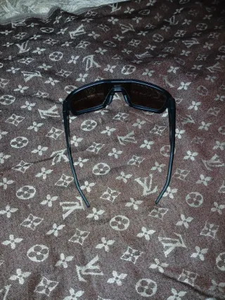 Occhiali da sole neri e marroni