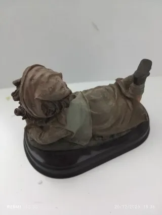 Figura decorativa con peana