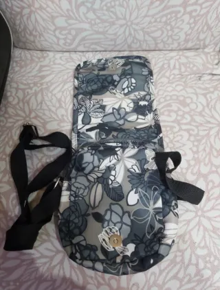 Bolso bandolera floral gris y blanco