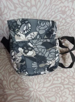 Bolso bandolera floral gris y blanco