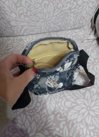 Bolso bandolera floral gris y blanco