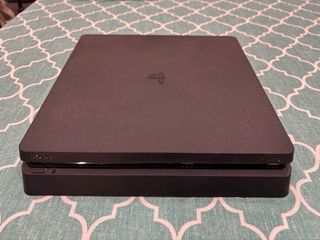 PlayStation 4 (PS4) Slim 500GB negra + 2 Juegos