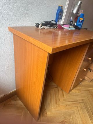 Escritorio de madera marrón