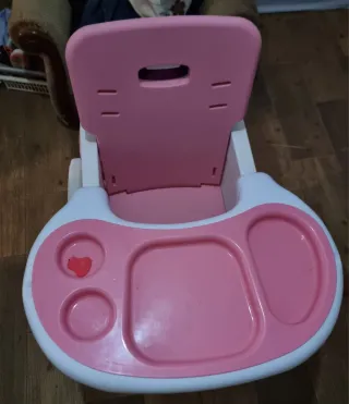 Trona de bebé rosa y blanca