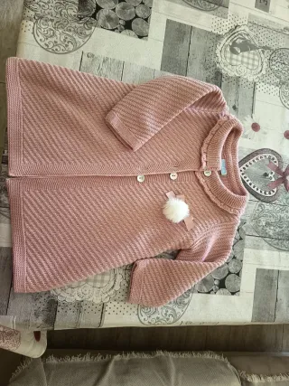 Chaqueta de punto rosa para niña con capota
