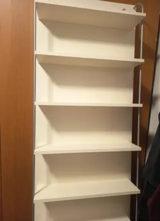 Estantería blanca de madera y metal/ expositor