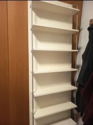 Estantería blanca de madera y metal/ expositor