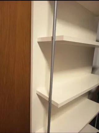 Estantería blanca de madera y metal/ expositor