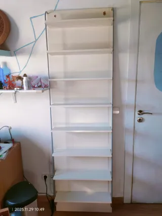 Estantería blanca de madera y metal/ expositor