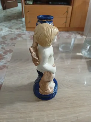 Candelabro, figura angelito con jarrón azul