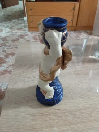 Candelabro, figura angelito con jarrón azul