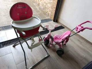 Silla de comer y triciclo rosa