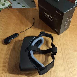 Samsung Gear VR4 + controller