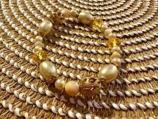 Pulsera de cuentas doradas y amarillas