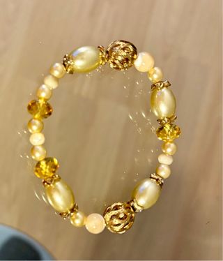 Pulsera de cuentas doradas y amarillas