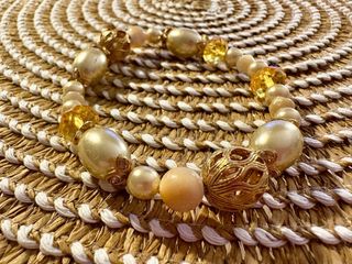 Pulsera de cuentas doradas y amarillas