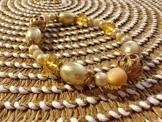 Pulsera de cuentas doradas y amarillas