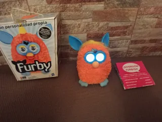 Furby Peluche Naranja con Ojos Azules