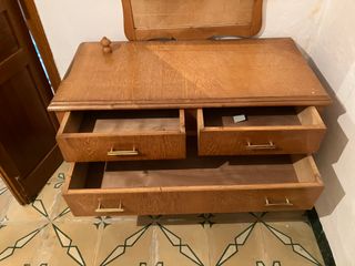 Armario de madera con cómoda y espejo