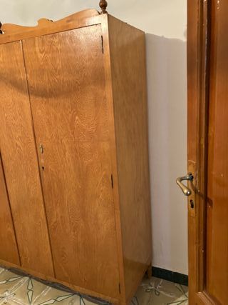 Armario de madera con cómoda y espejo