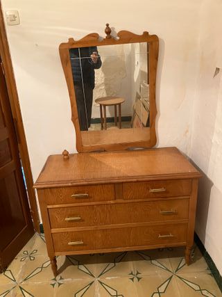Armario de madera con cómoda y espejo