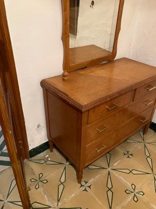 Armario de madera con cómoda y espejo