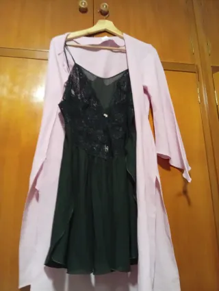 Picardías negro con sobre camisón rosa