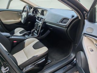 Volvo V40 Cross Country 2.0 D2 Momentum Auto