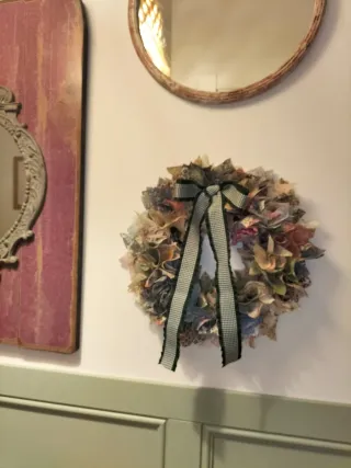 Corona decorativa con un diseño romántico