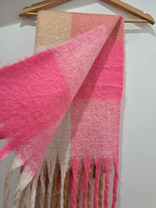 Bufanda calentita rosa y beige