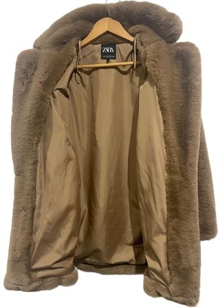 Chaquetón pelo sintético marrón.  Zara. Talla XS