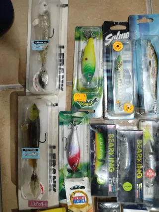 señuelos de pesca variados