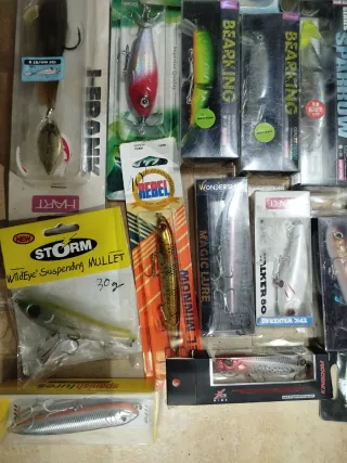 señuelos de pesca variados