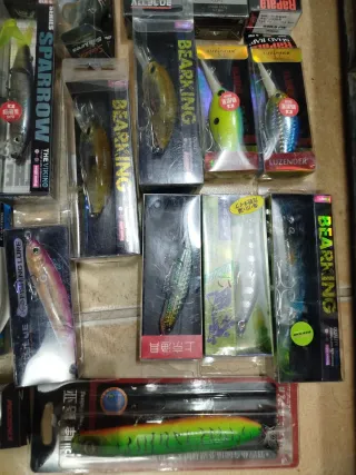 señuelos de pesca variados