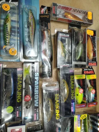 señuelos de pesca variados