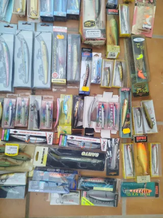 señuelos de pesca variados