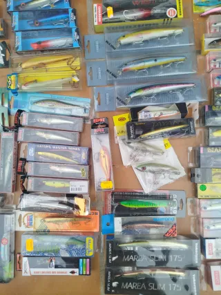 señuelos de pesca variados