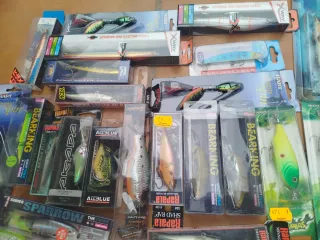 señuelos de pesca variados