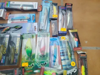 señuelos de pesca variados